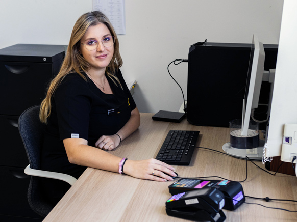 Placówka ESDENT Poznań - specjalistka przy biurku