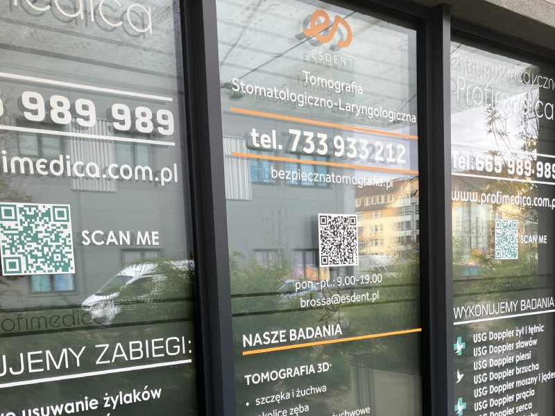 Drzwi wejściowe do pracowni ESDENT Wrocław Brossa