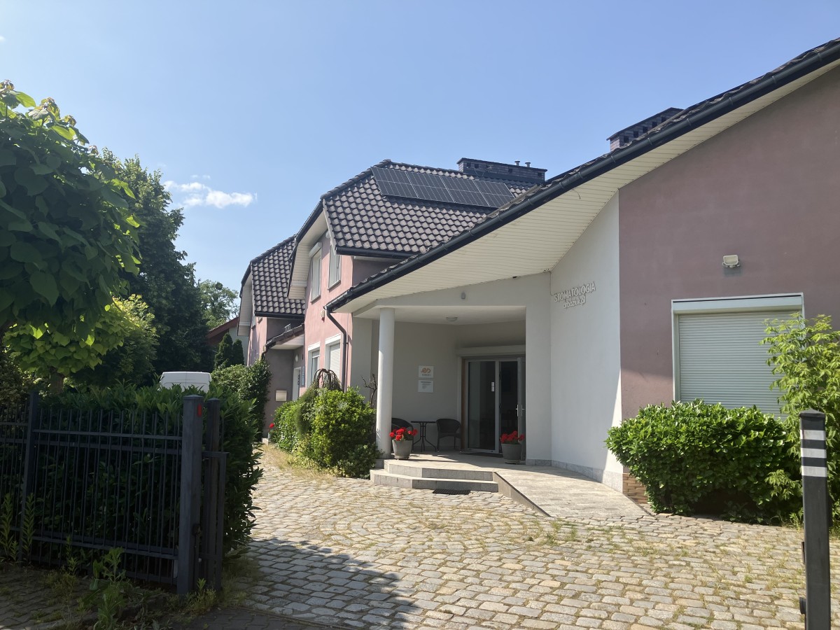 Pracownia ESDENT Wrocław - wejście do budynku