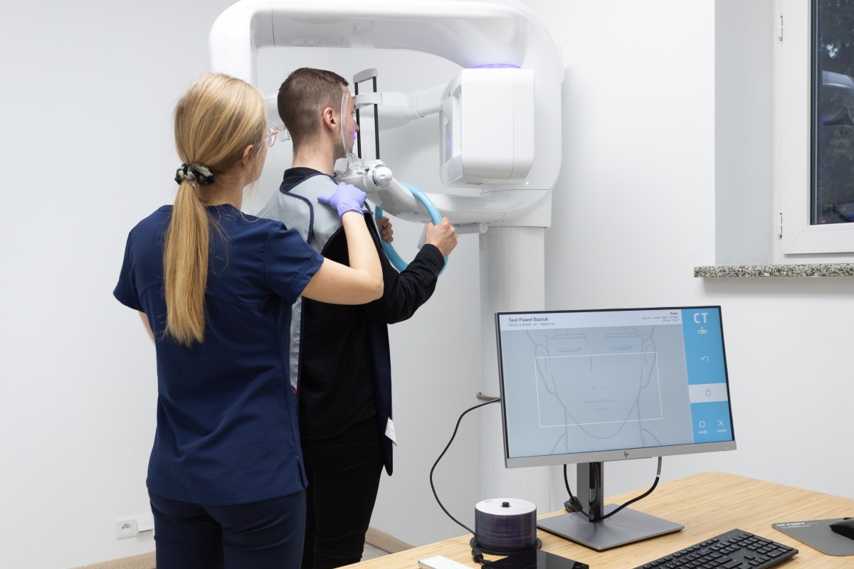 pracownia radiologiczna pomaranczowa pozycjonowanie pacjenta 2 1748873102